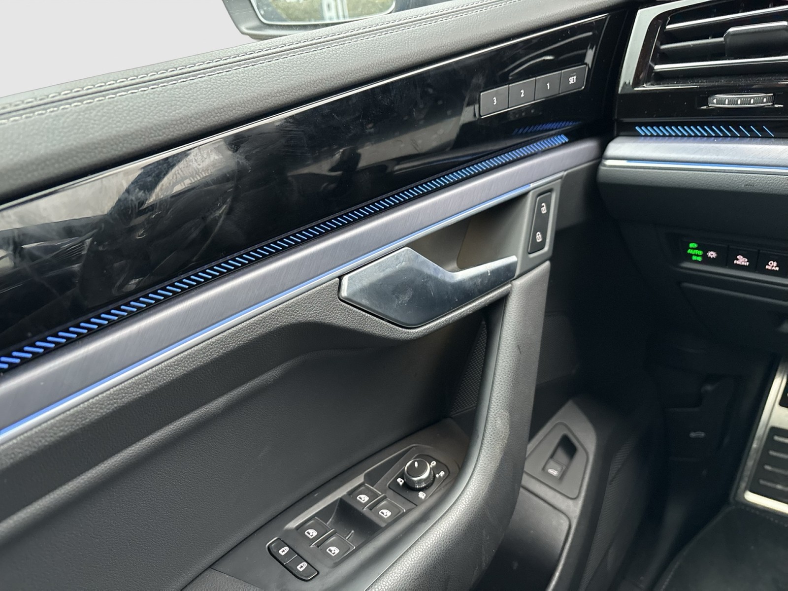 Volkswagen Touareg V6 R-LINE AHK CAM ACC HEAD-UP LM19