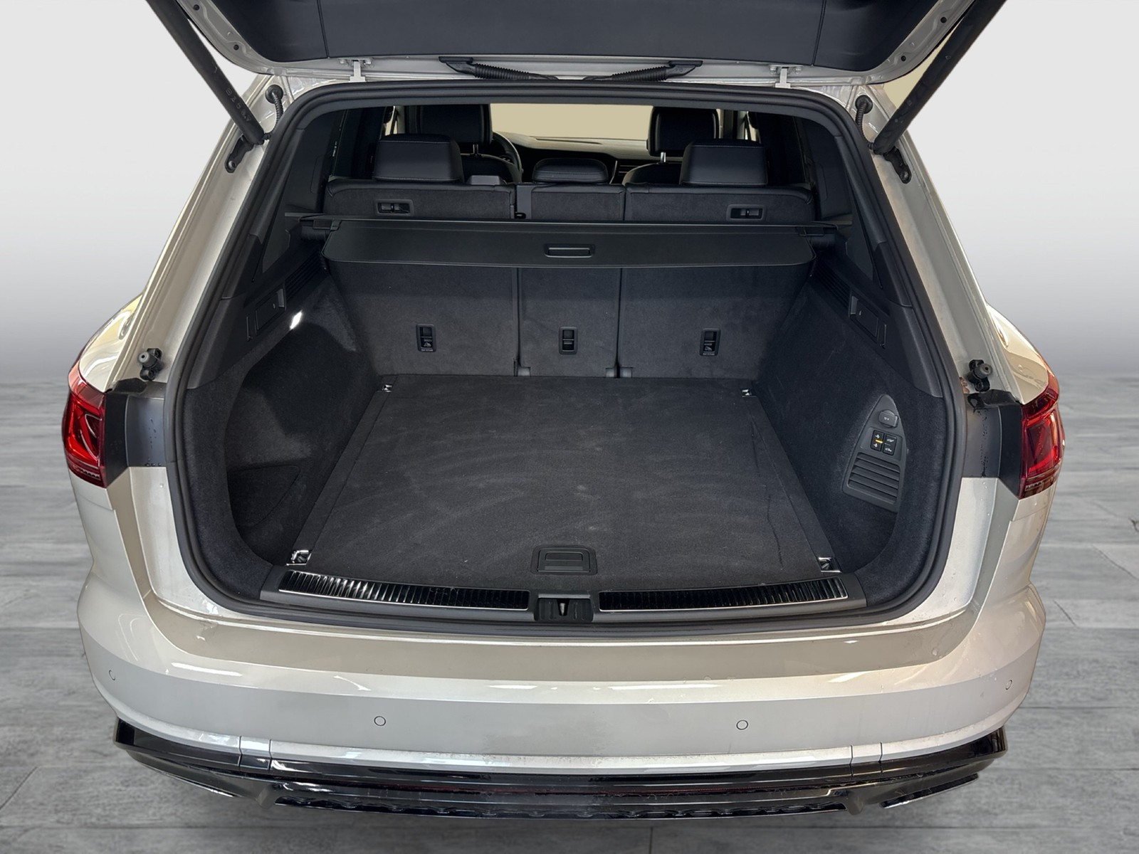 Volkswagen Touareg V6 R-LINE AHK CAM ACC HEAD-UP LM19