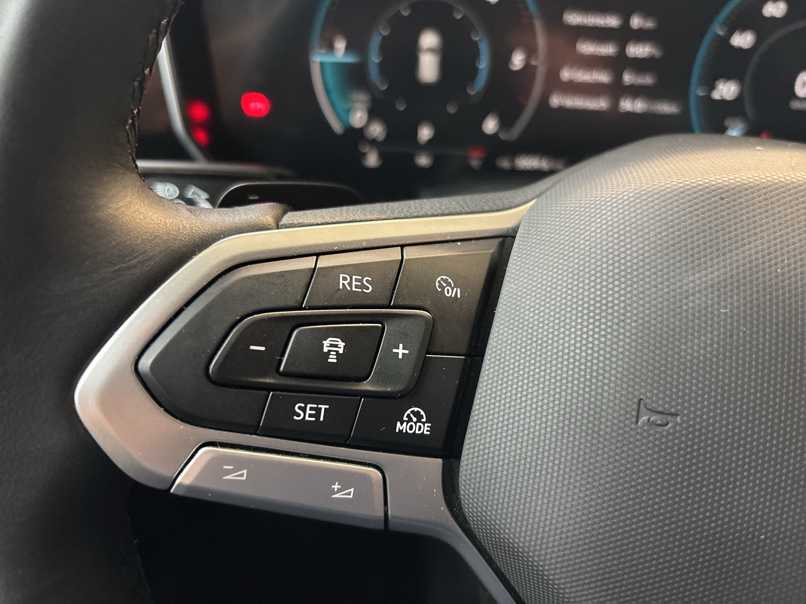 Volkswagen Touareg V6 NEUESMODELL AHK CAM ACC LM19 E-KLAPPE