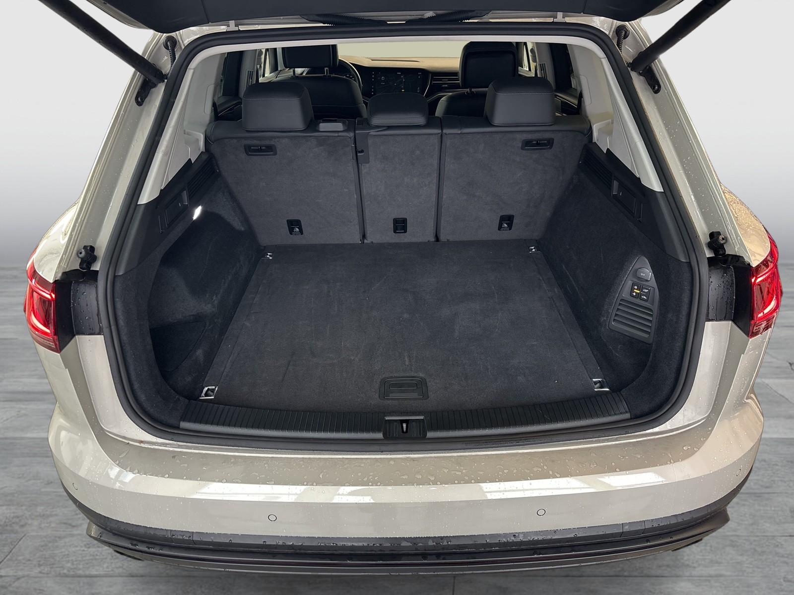 Volkswagen Touareg V6 NEUESMODELL AHK CAM ACC LM19 E-KLAPPE