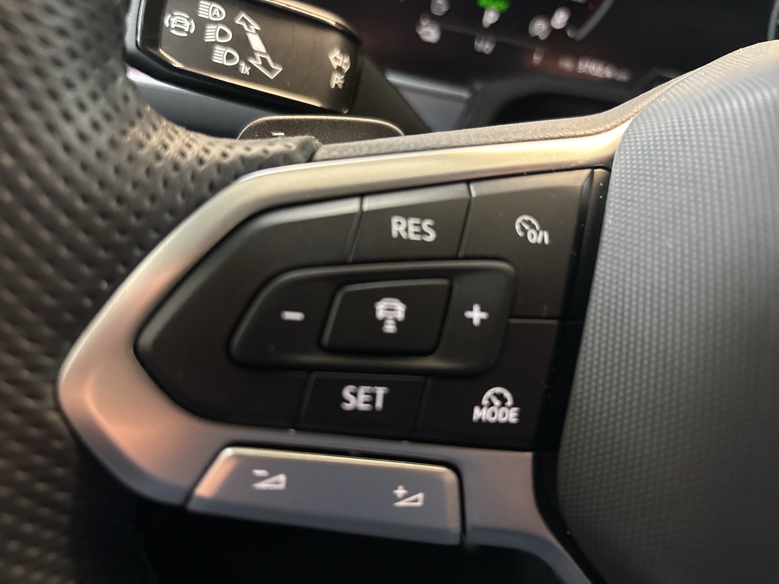 Volkswagen Touareg HYBRID R NEUESMODELL AHK 360CAM ACC LM21