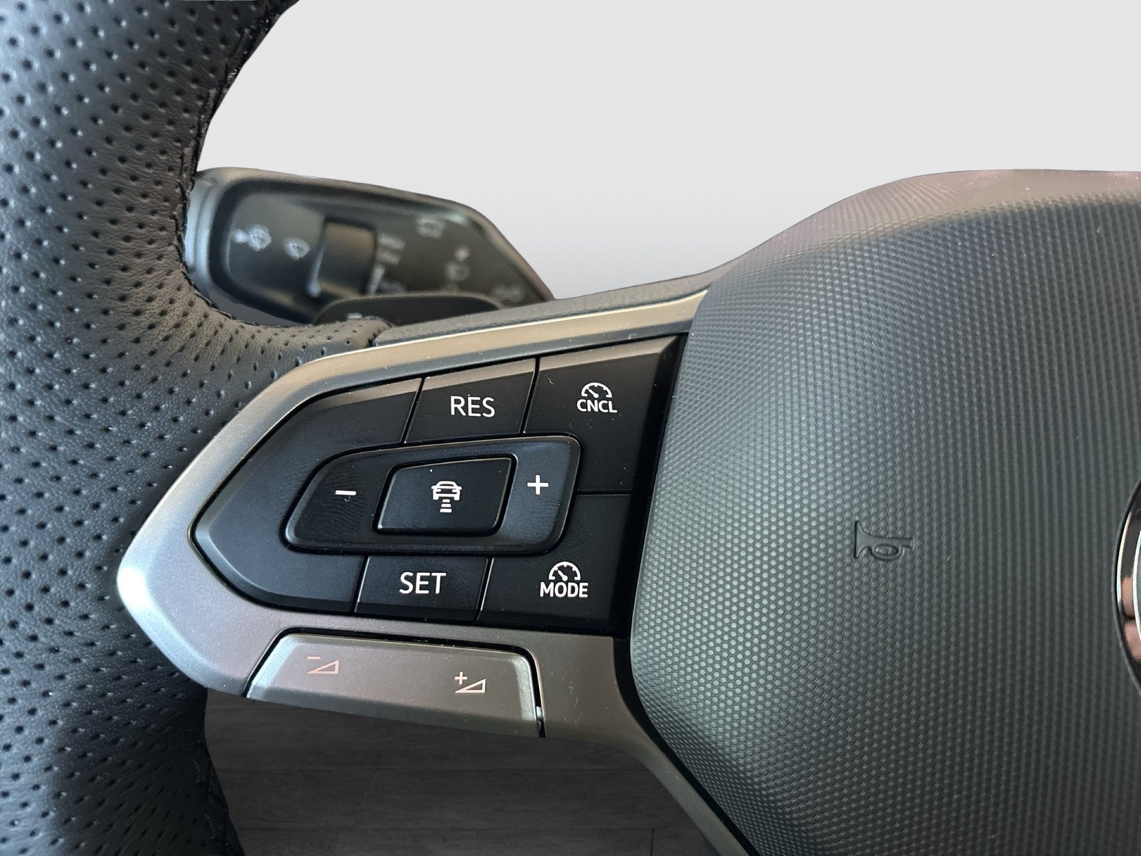 Volkswagen Tiguan 2.0 R-LINE DSG 4X4 LEDER PANO STANDHZG