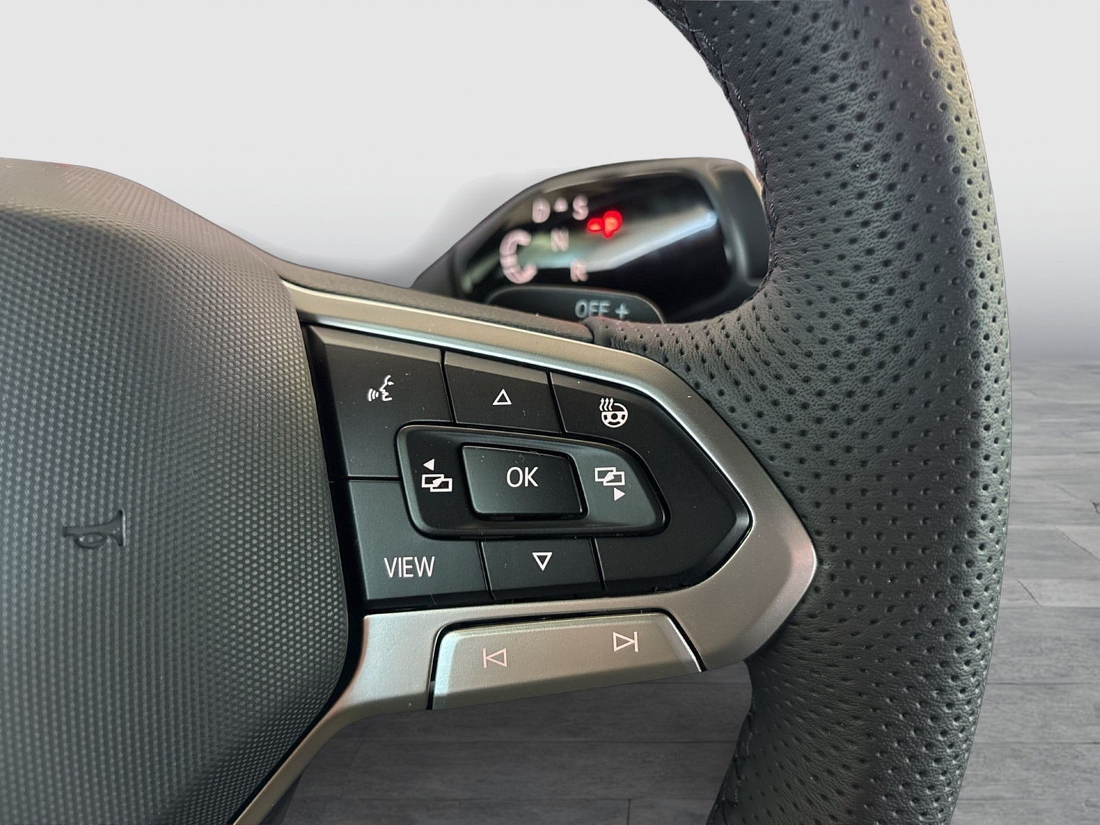 Volkswagen Tiguan 2.0 R-LINE DSG 4X4 LEDER PANO STANDHZG