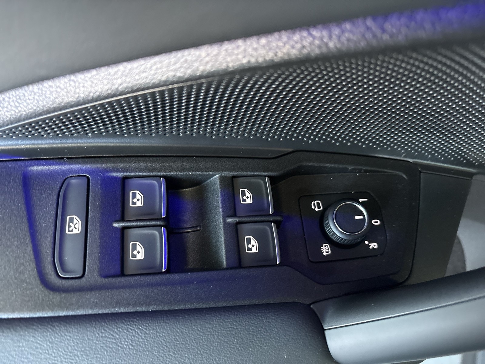 Volkswagen Tiguan 2.0 R-LINE DSG 4X4 LEDER PANO STANDHZG