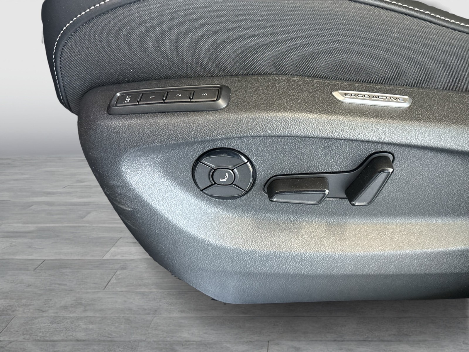 Volkswagen Tiguan 2.0 R-LINE DSG 4X4 LEDER PANO STANDHZG