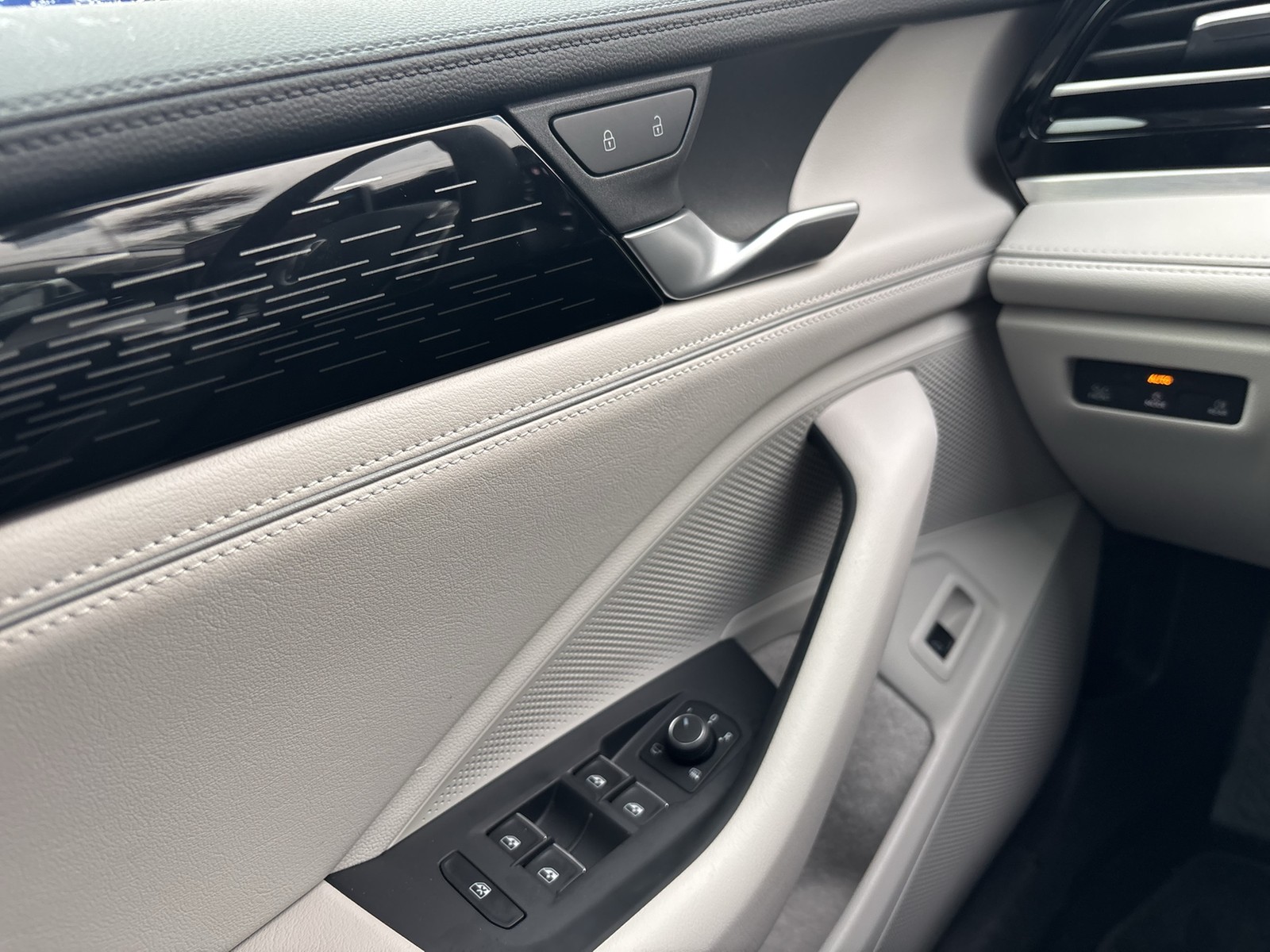 Volkswagen Passat Variant 2.0 ELEGANCE 4X4 NEUES MODELL AHK