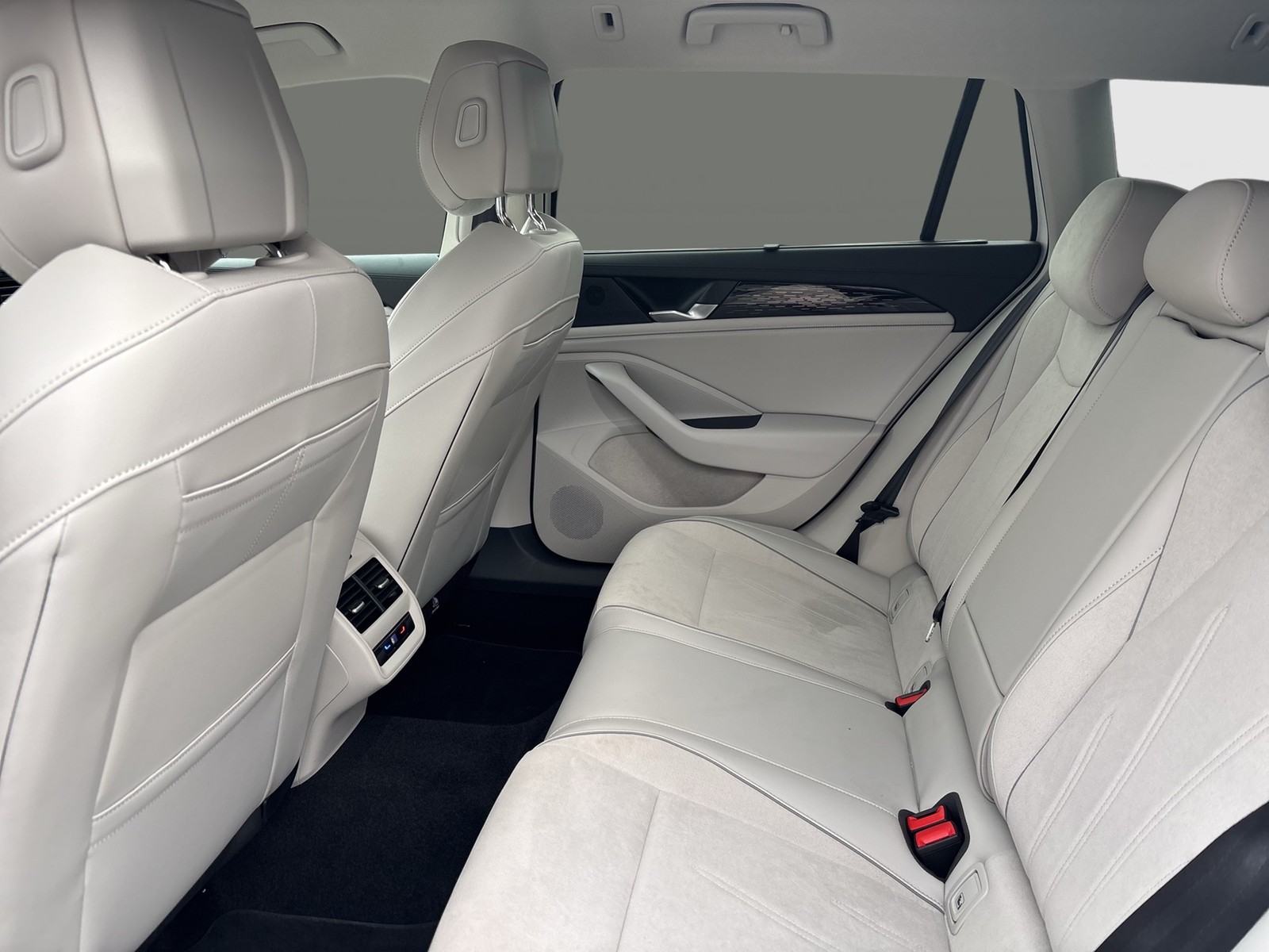 Volkswagen Passat Variant 2.0 ELEGANCE 4X4 NEUES MODELL AHK