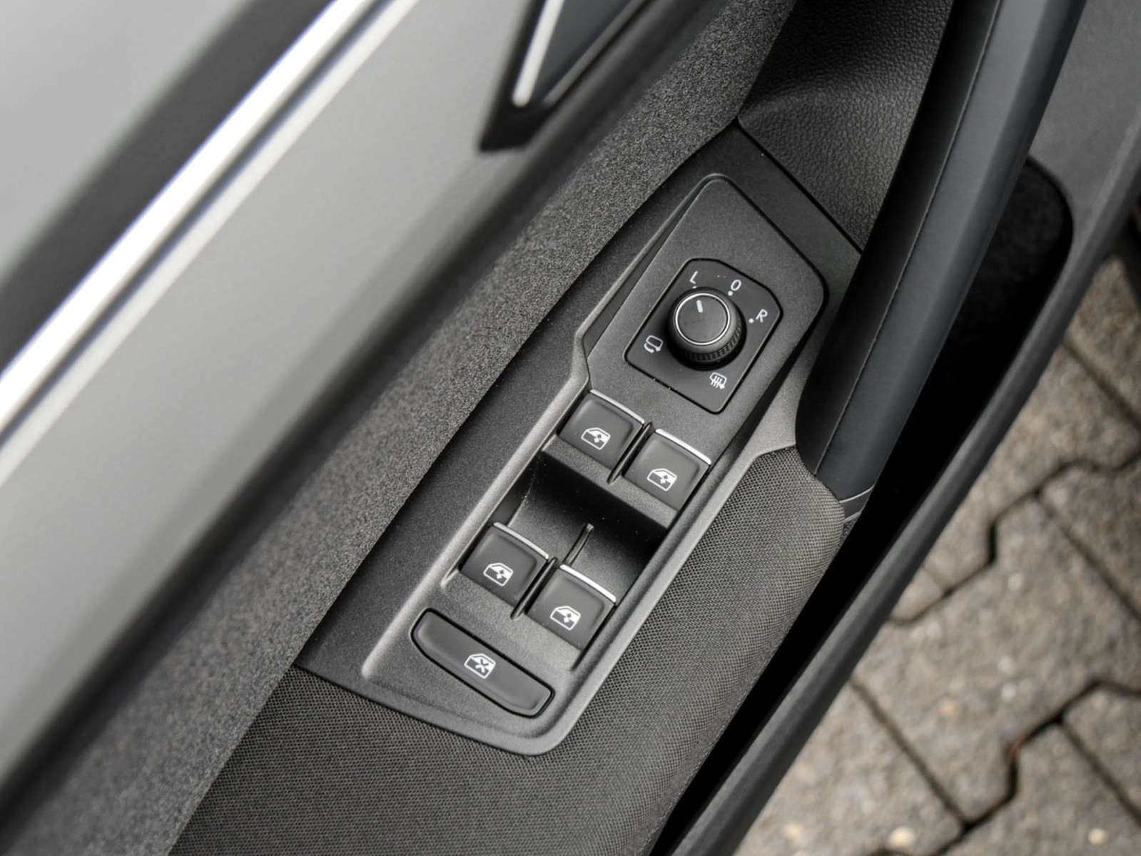 Volkswagen Tiguan 2.0 MOVE PANO CAM AHK HEAD-UP ALU17 NAVI