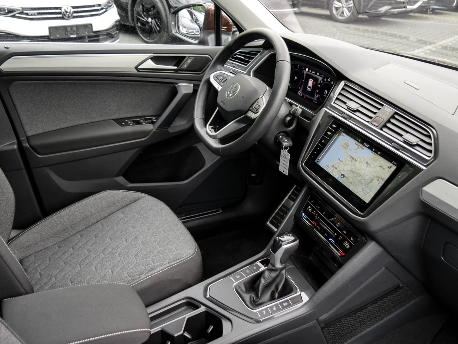 Volkswagen Tiguan 2.0 MOVE PANO CAM AHK HEAD-UP ALU17 NAVI