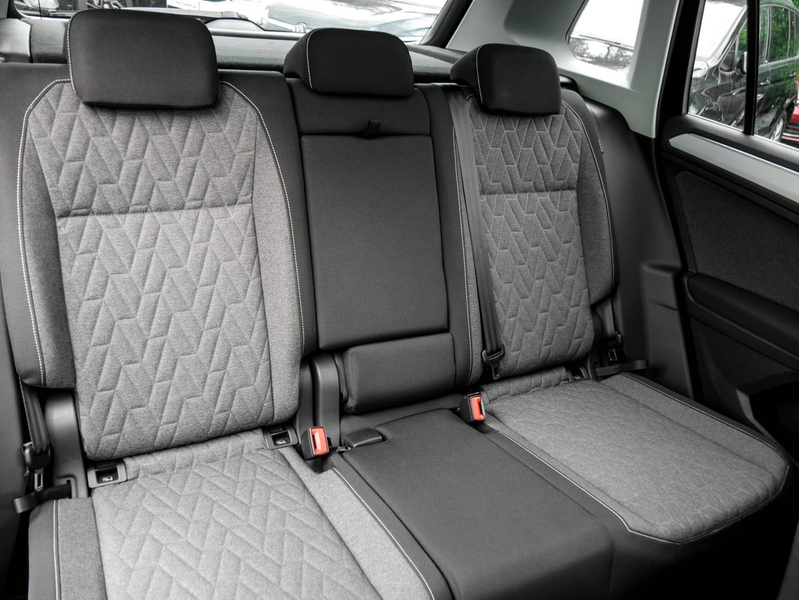 Volkswagen Tiguan 2.0 MOVE PANO CAM AHK HEAD-UP ALU17 NAVI