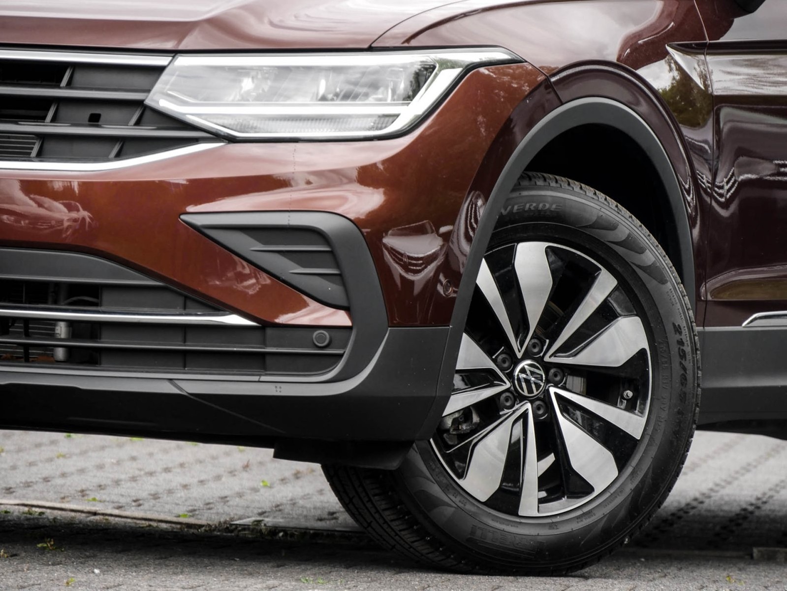 Volkswagen Tiguan 2.0 MOVE PANO CAM AHK HEAD-UP ALU17 NAVI
