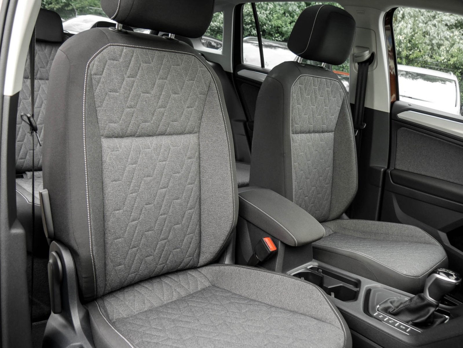 Volkswagen Tiguan 2.0 MOVE PANO CAM AHK HEAD-UP ALU17 NAVI