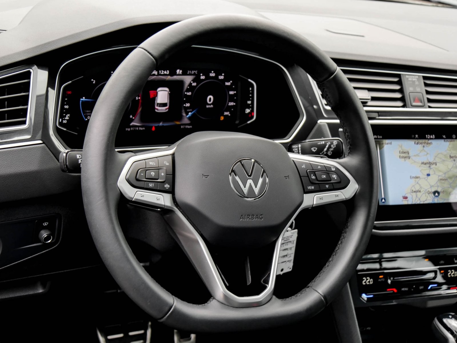 Volkswagen Tiguan 2.0 MOVE PANO CAM AHK HEAD-UP ALU17 NAVI