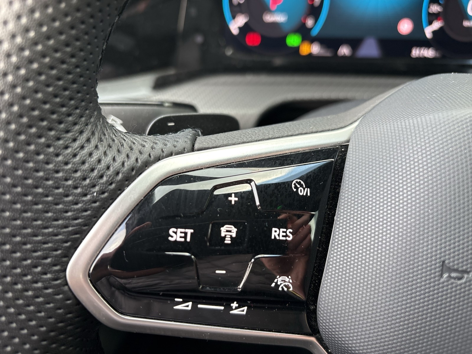 Volkswagen Golf VIII 1.5 eTSI R-LINE HARMAN KARDON ACC NAVI