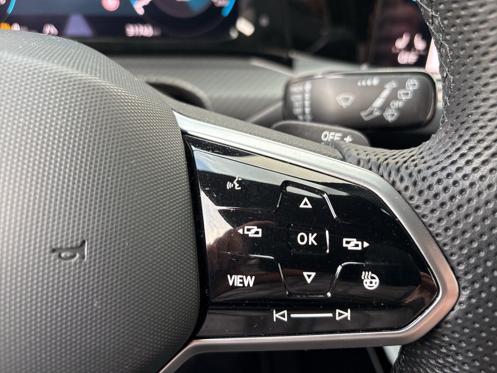 Volkswagen Golf VIII 1.5 eTSI R-LINE HARMAN KARDON ACC NAVI