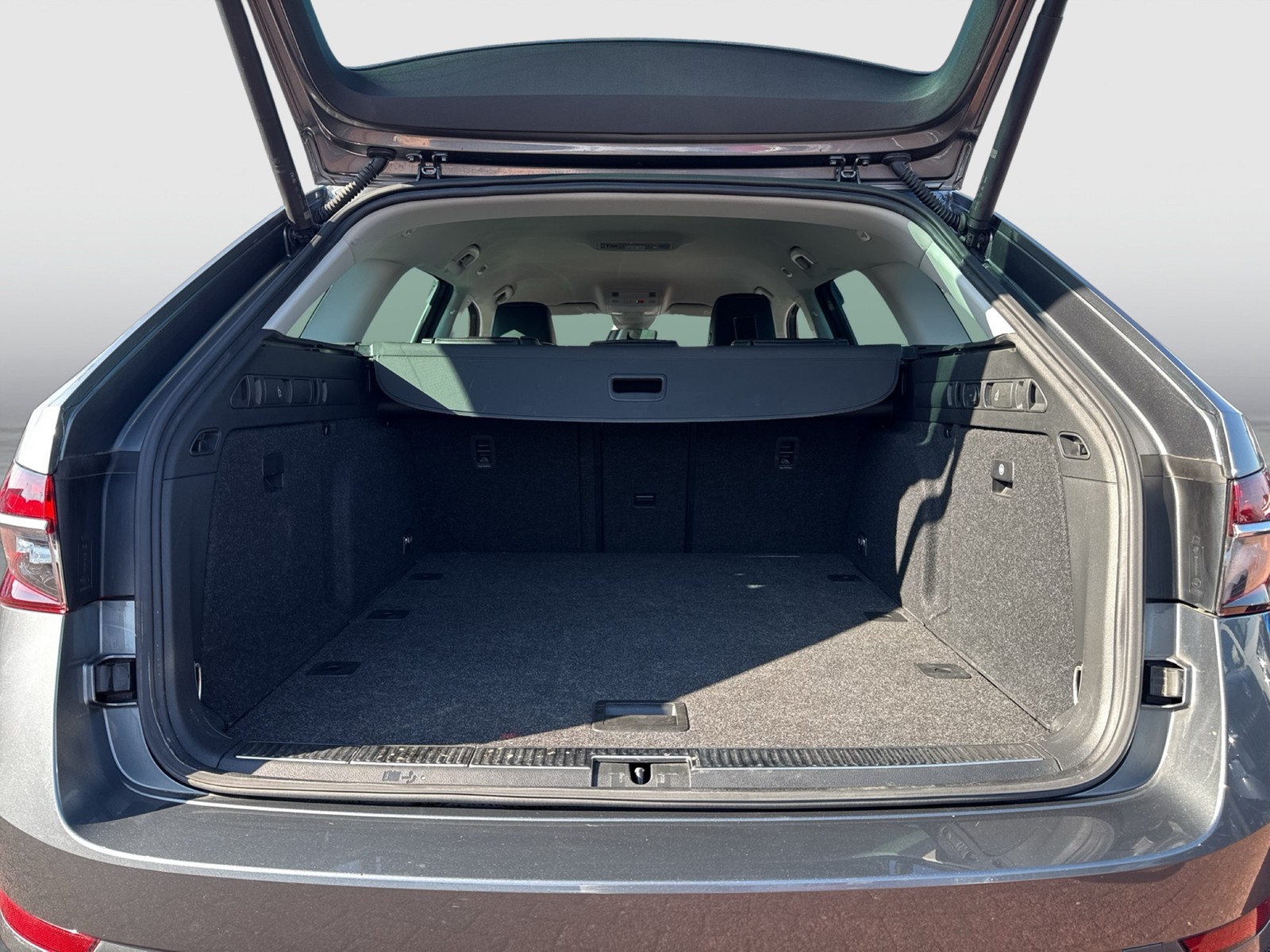 Skoda Superb Combi 2.0 PREMIUM EDITION 4X4 LEDER AHK