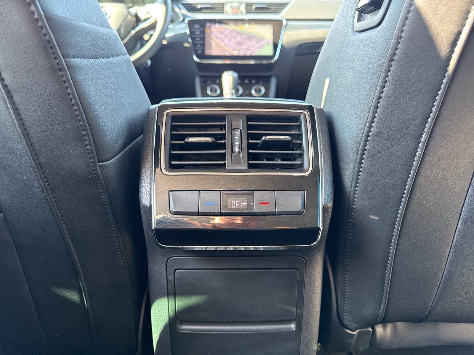 Skoda Superb Combi 2.0 PREMIUM EDITION 4X4 LEDER AHK