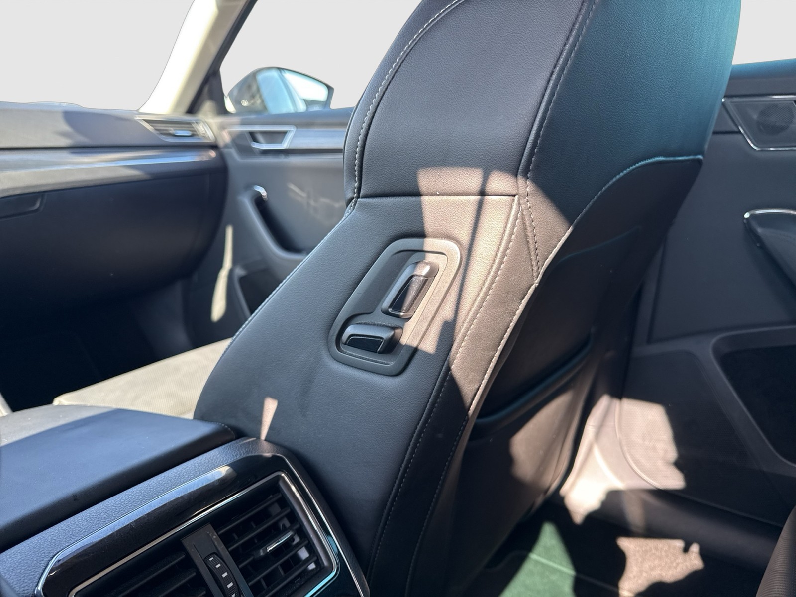 Skoda Superb Combi 2.0 PREMIUM EDITION 4X4 LEDER AHK