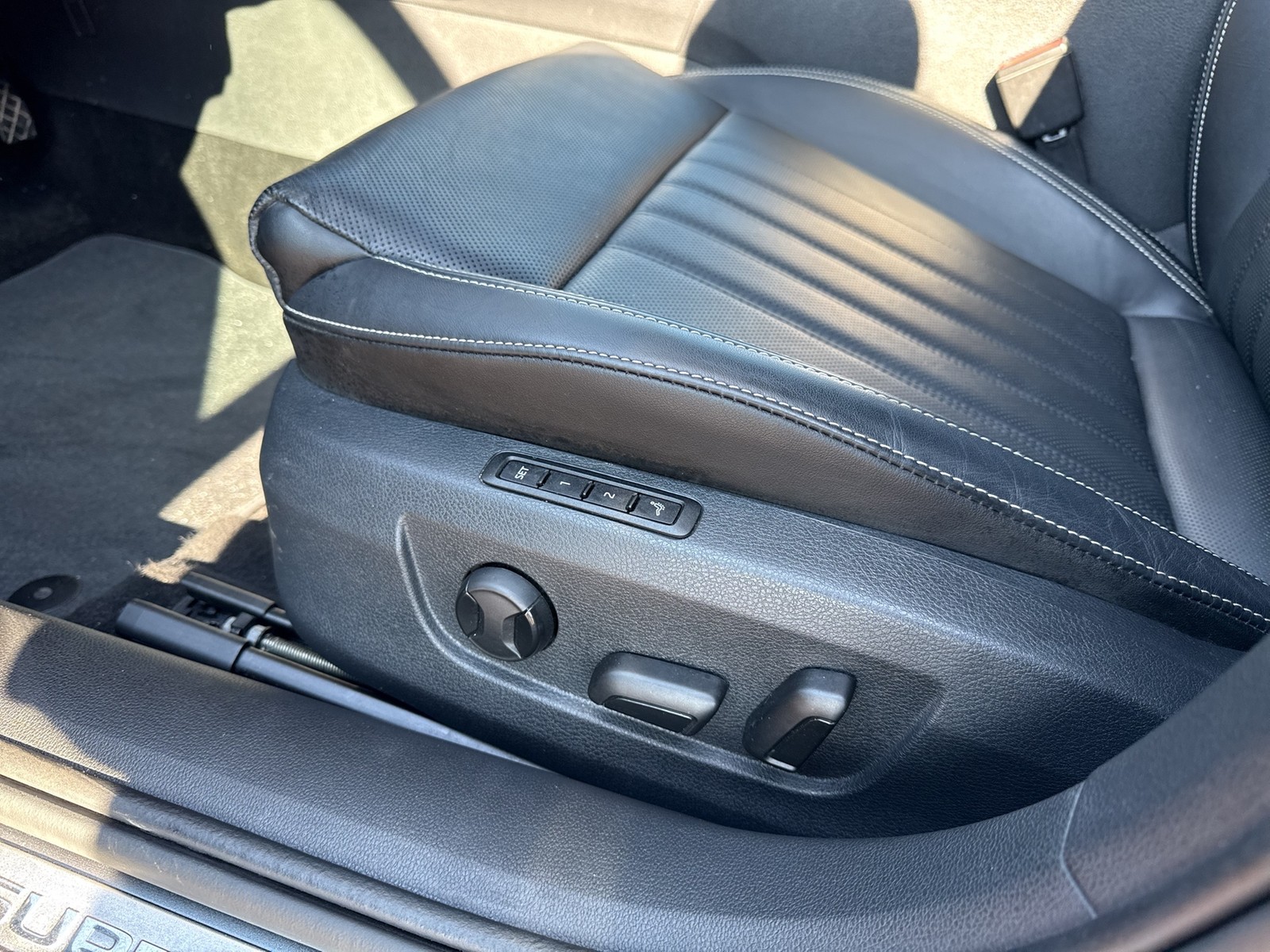 Skoda Superb Combi 2.0 PREMIUM EDITION 4X4 LEDER AHK