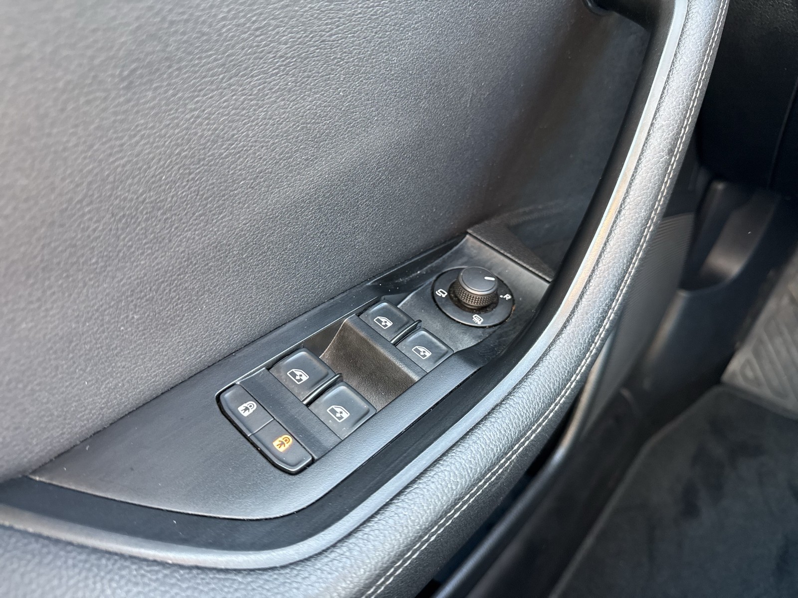 Skoda Superb Combi 2.0 PREMIUM EDITION 4X4 LEDER AHK