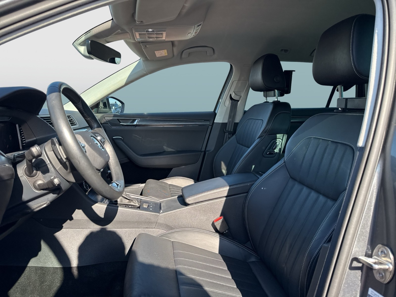 Skoda Superb Combi 2.0 PREMIUM EDITION 4X4 LEDER AHK