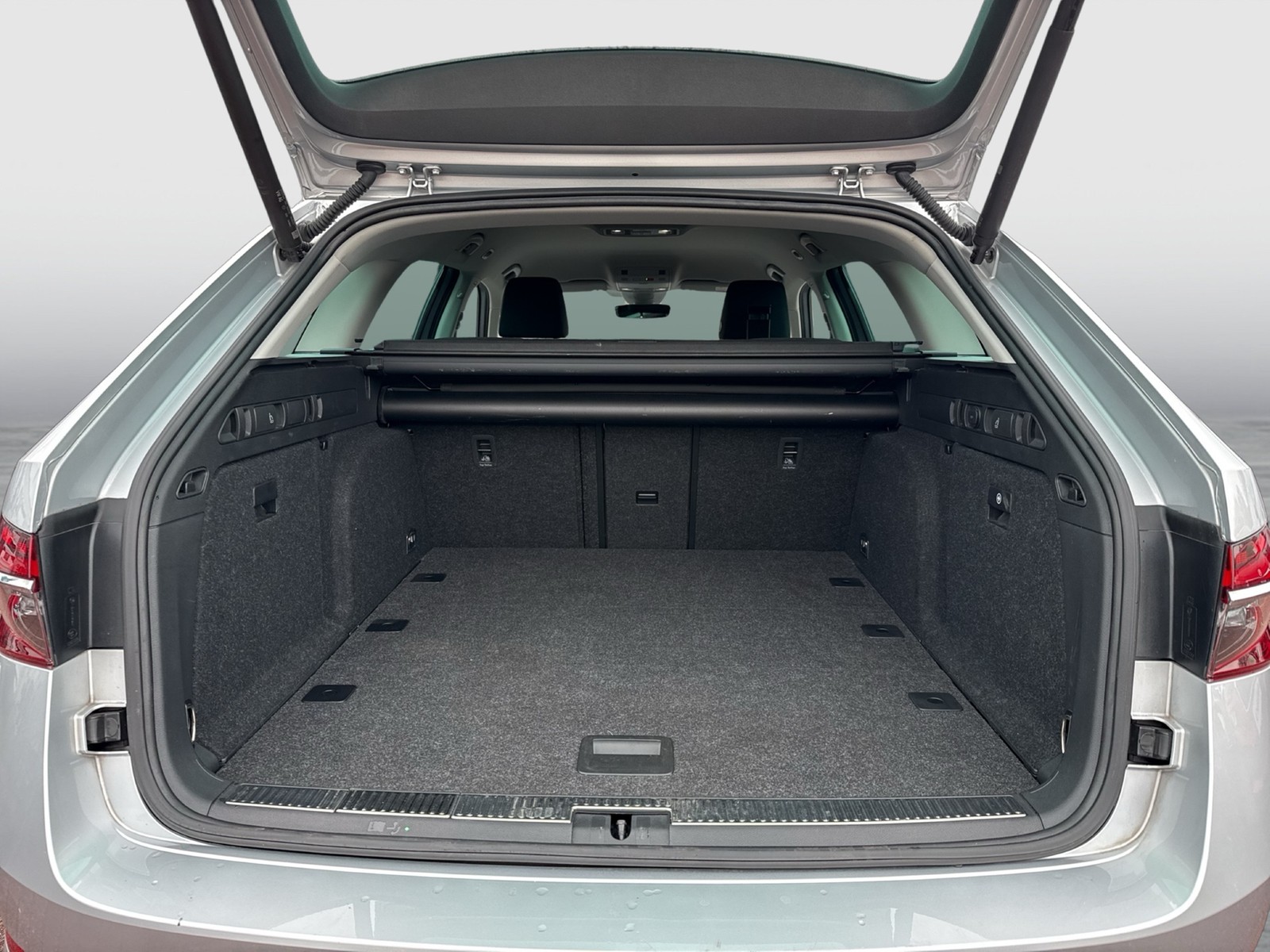 Skoda Superb Combi 2.0 STYLE STANDHZ. AHK eSITZE MATRIX