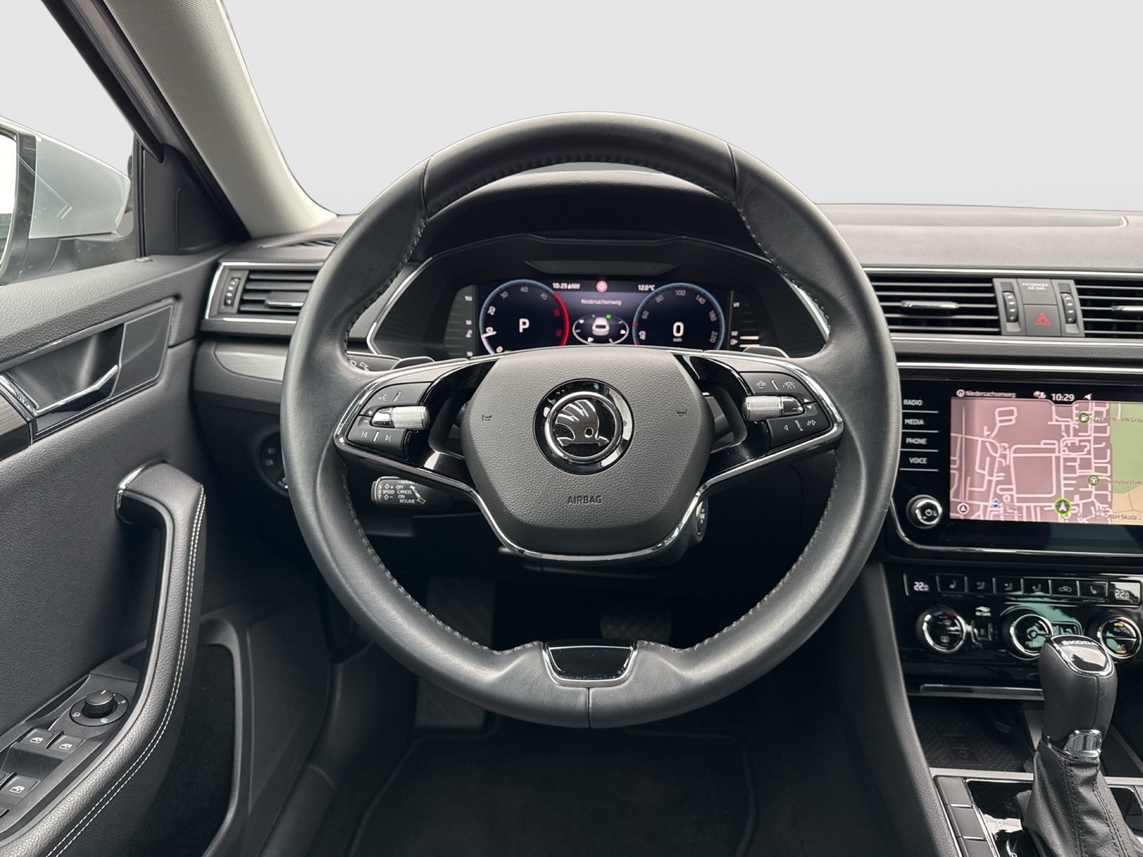 Skoda Superb Combi 2.0 STYLE STANDHZ. AHK eSITZE MATRIX