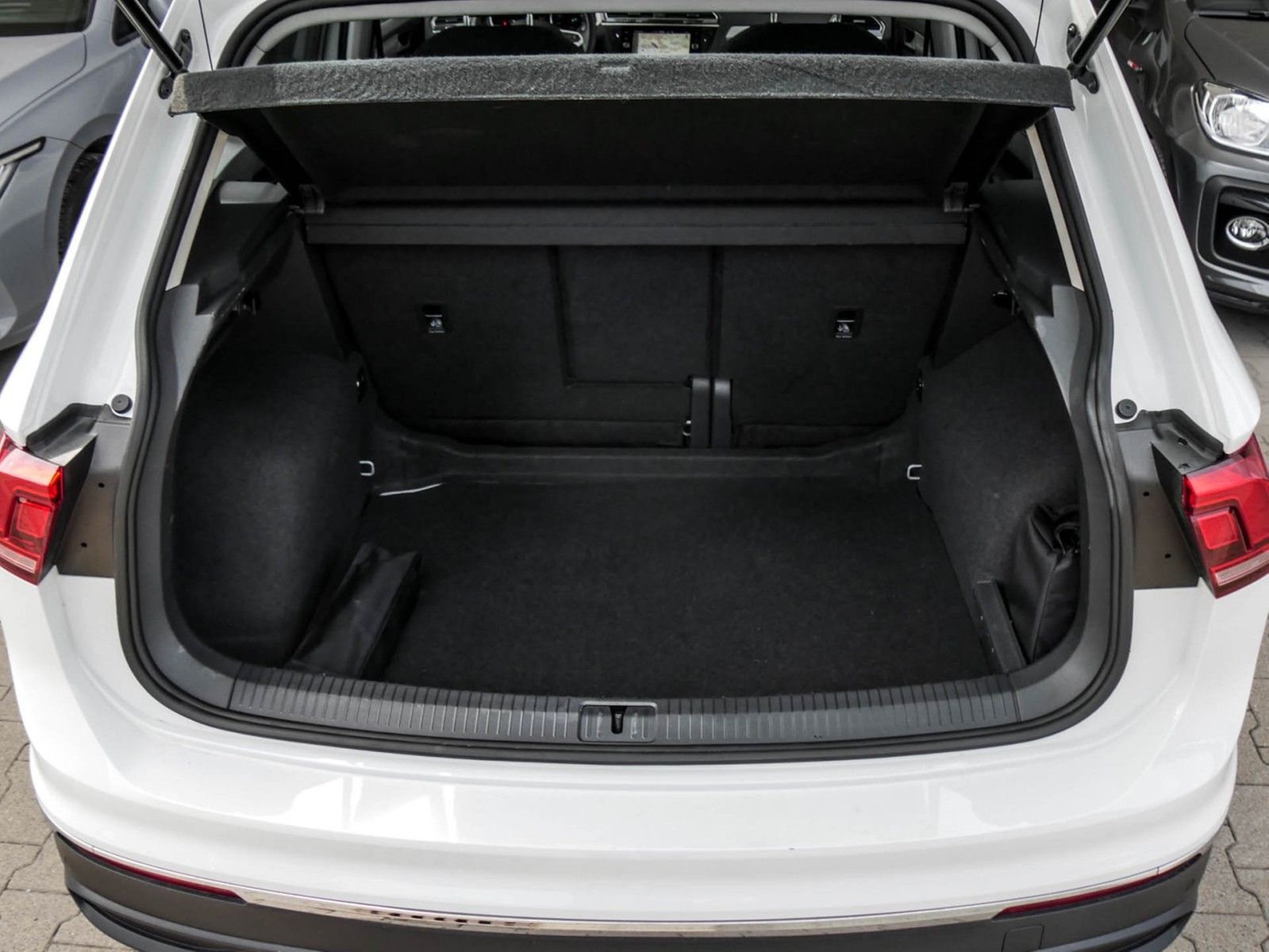 Volkswagen Tiguan 2.0 MOVE STANDHZ. PANO AHK CAM ACC LM17
