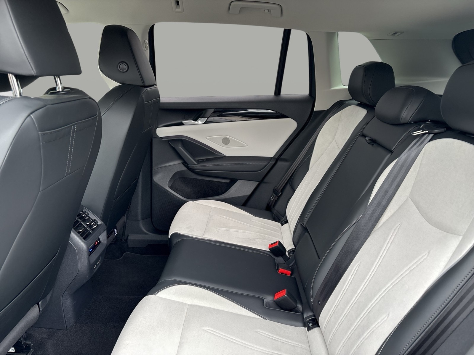 Volkswagen Tiguan 1.5 HYBRID ELEGANCE AHK 360°CAM ACC LM18