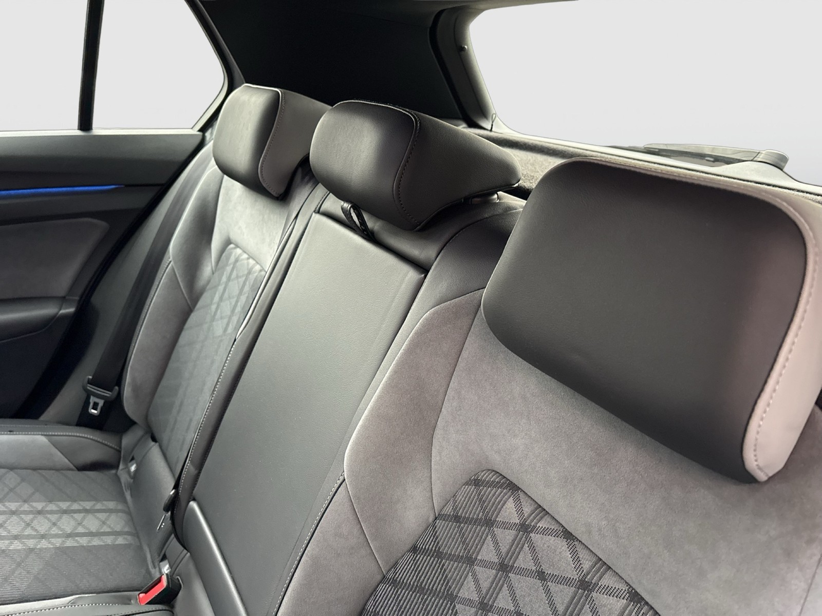 Volkswagen Golf 2.0 R-LINE BLACKSTYLE STANDH ACC NAVI ALU18