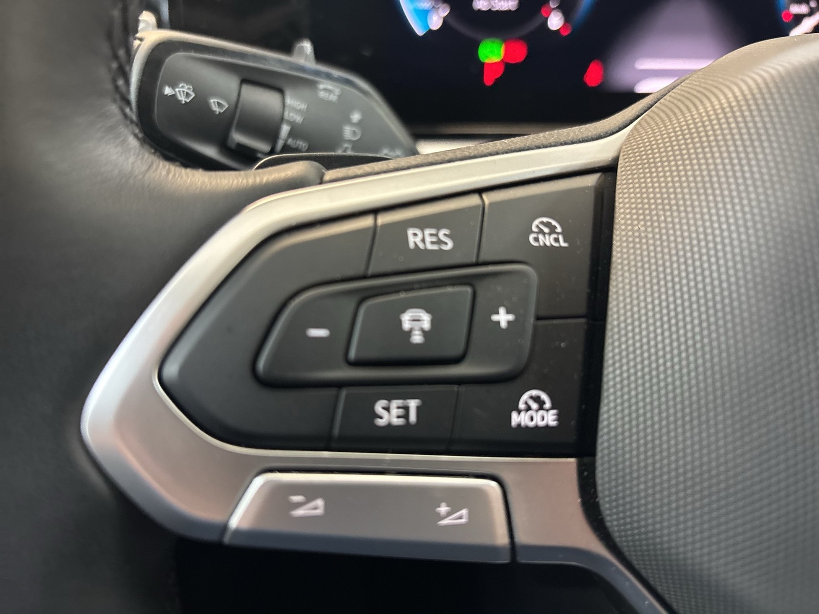 Volkswagen Tiguan 2.0 ELEGANCE NEUES MODELL AHK 360CAM LM18