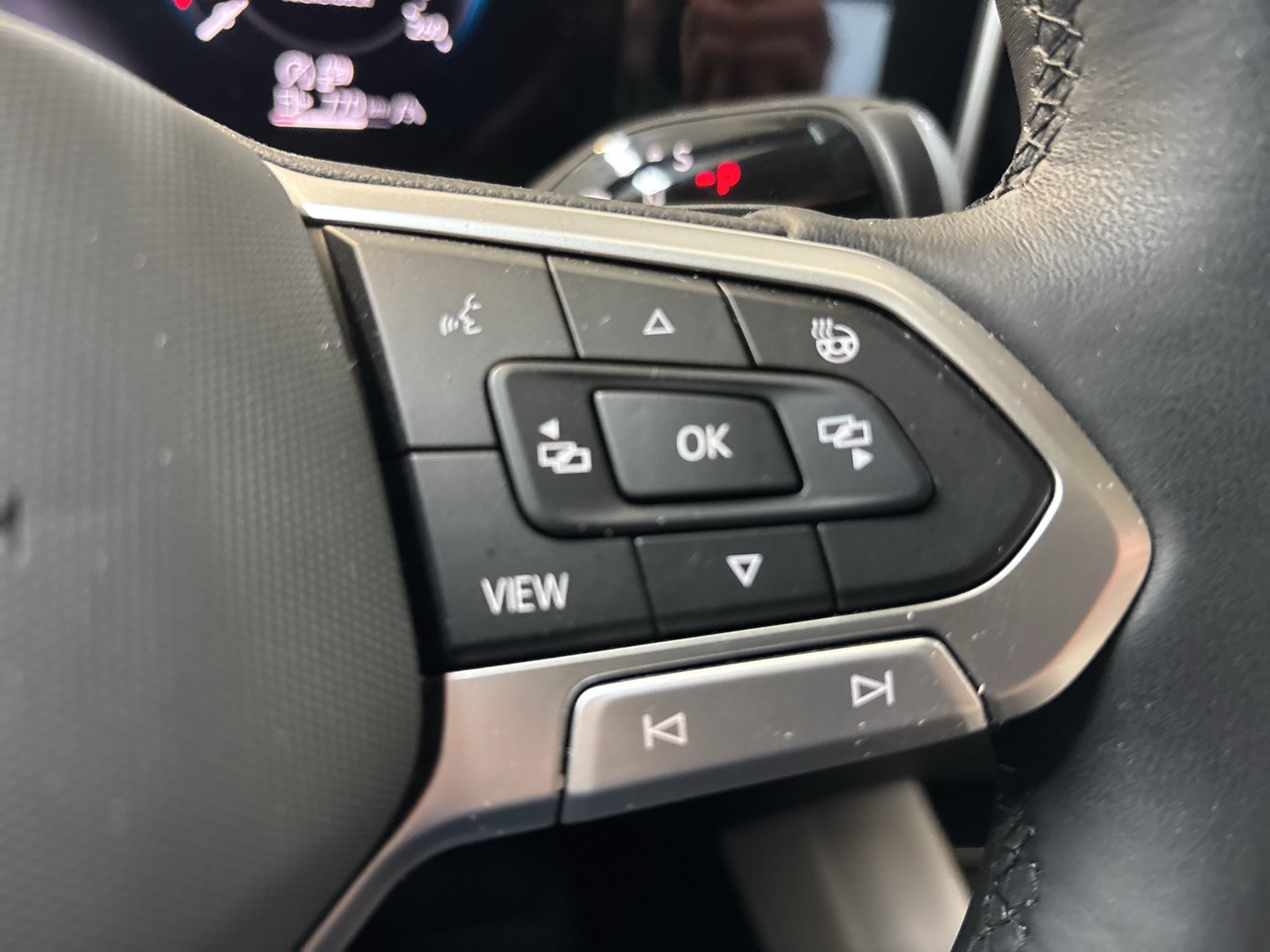 Volkswagen Tiguan 2.0 ELEGANCE NEUES MODELL AHK 360CAM LM18