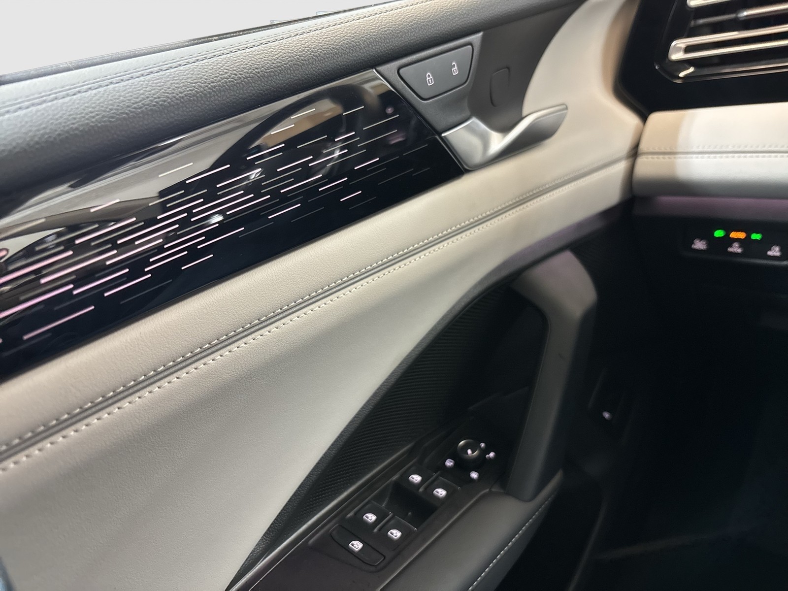 Volkswagen Tiguan 2.0 ELEGANCE NEUES MODELL AHK 360CAM LM18