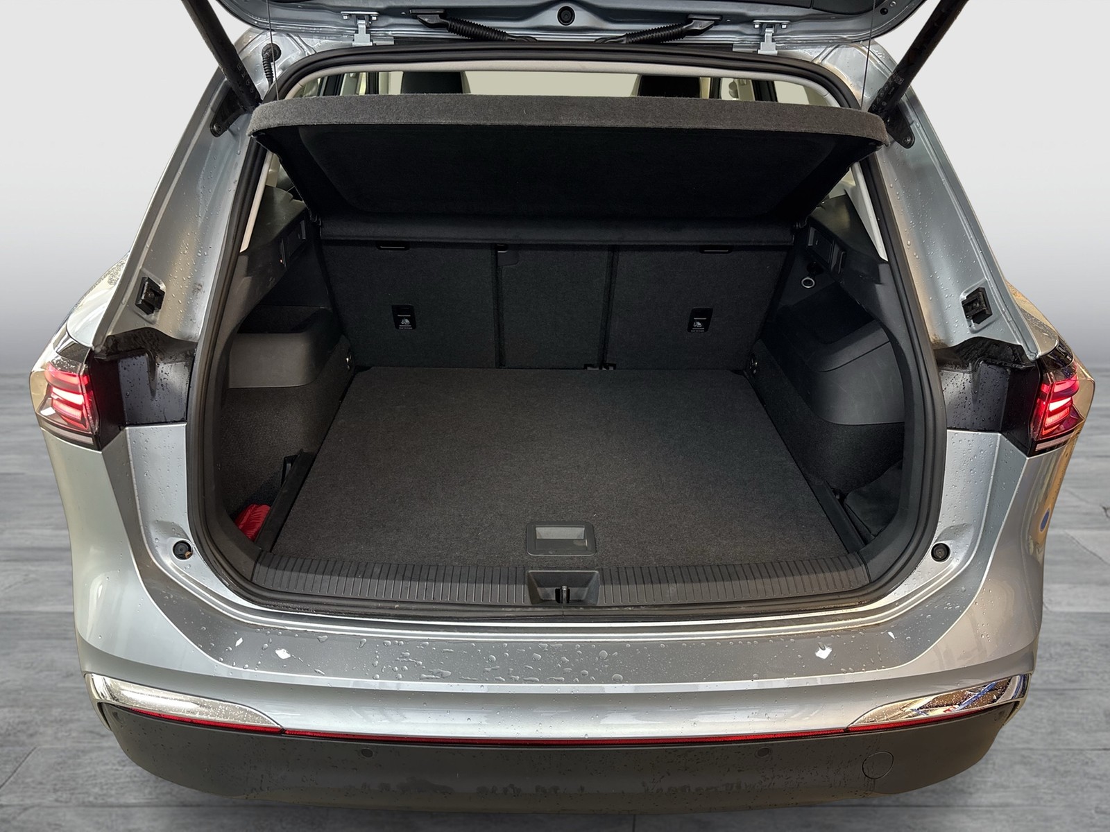 Volkswagen Tiguan 2.0 ELEGANCE NEUES MODELL AHK 360CAM LM18