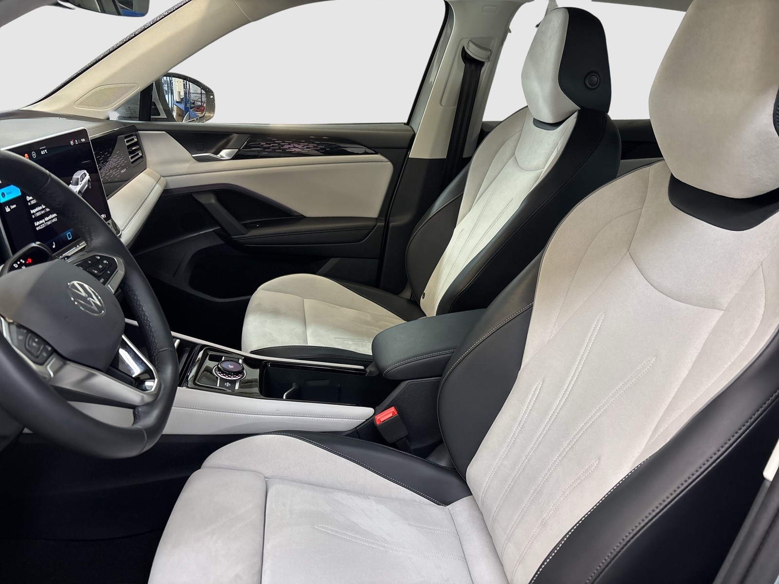 Volkswagen Tiguan 2.0 ELEGANCE NEUES MODELL AHK 360CAM LM18