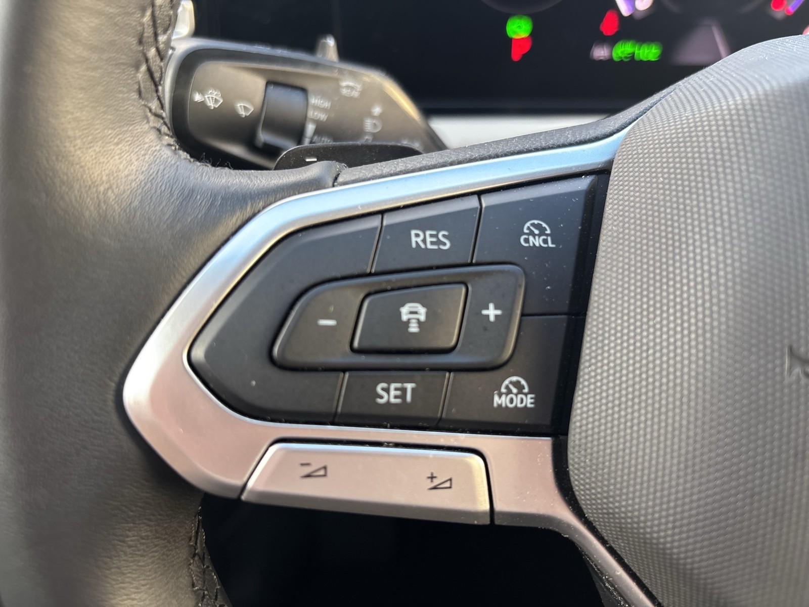 Volkswagen Tiguan 2.0 ELEGANCE NEUESMODELL AHK CAM ACC LM18