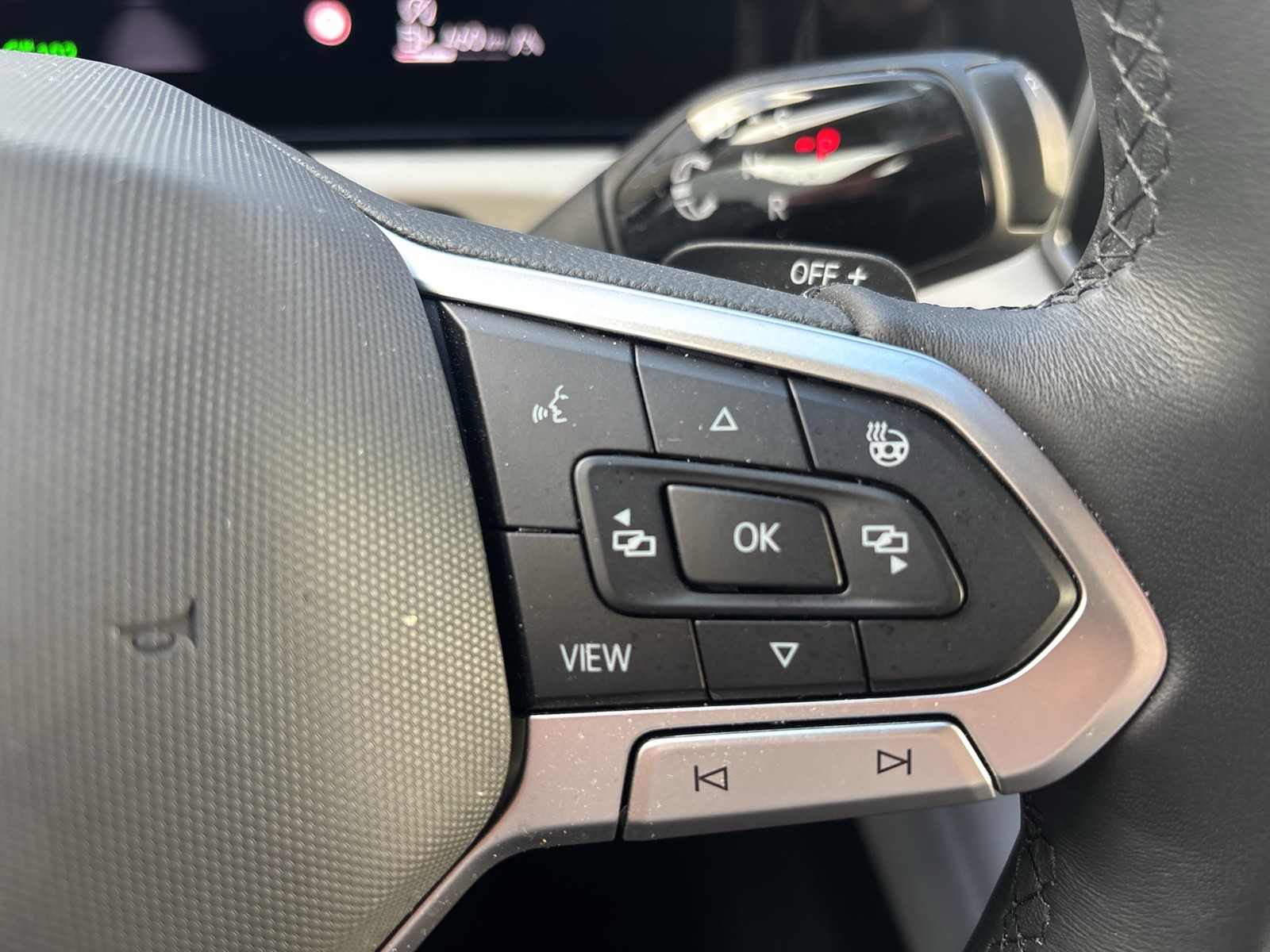 Volkswagen Tiguan 2.0 ELEGANCE NEUESMODELL AHK CAM ACC LM18