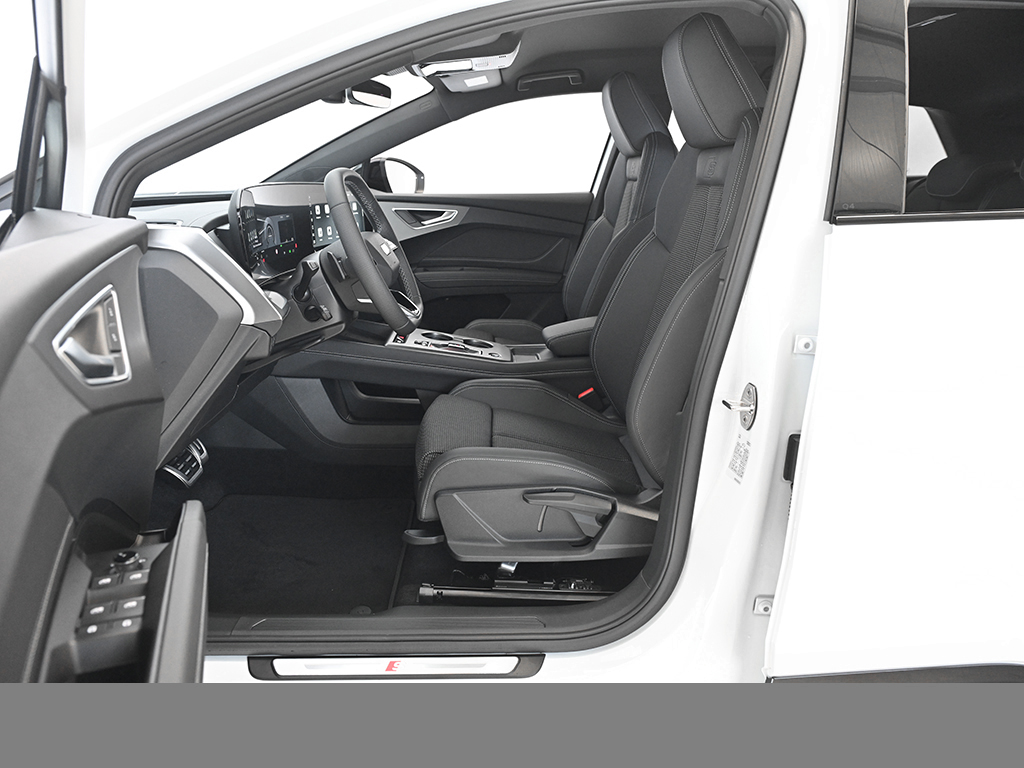 Audi Q4 e-tron S line quattro TECH PLUS LM21