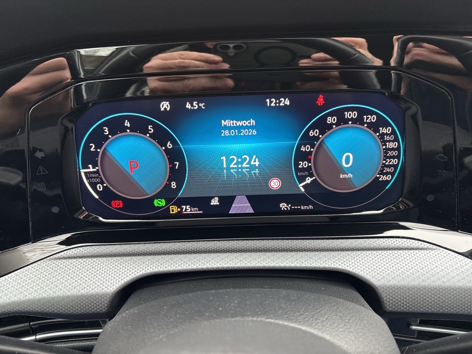 Volkswagen Golf VIII 1.0 eTSI ACTIVE PANO ACC NAVI LM17