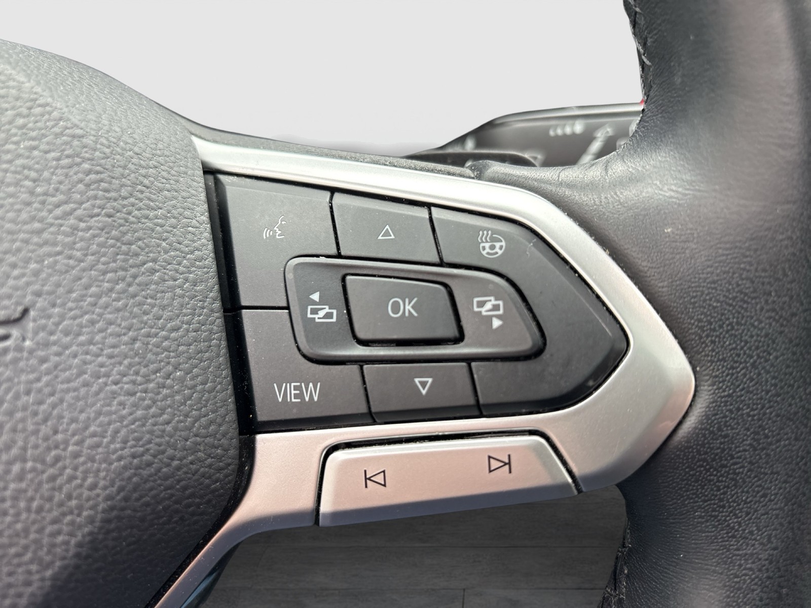 Volkswagen Golf VIII 1.0 eTSI ACTIVE PANO ACC NAVI LM17