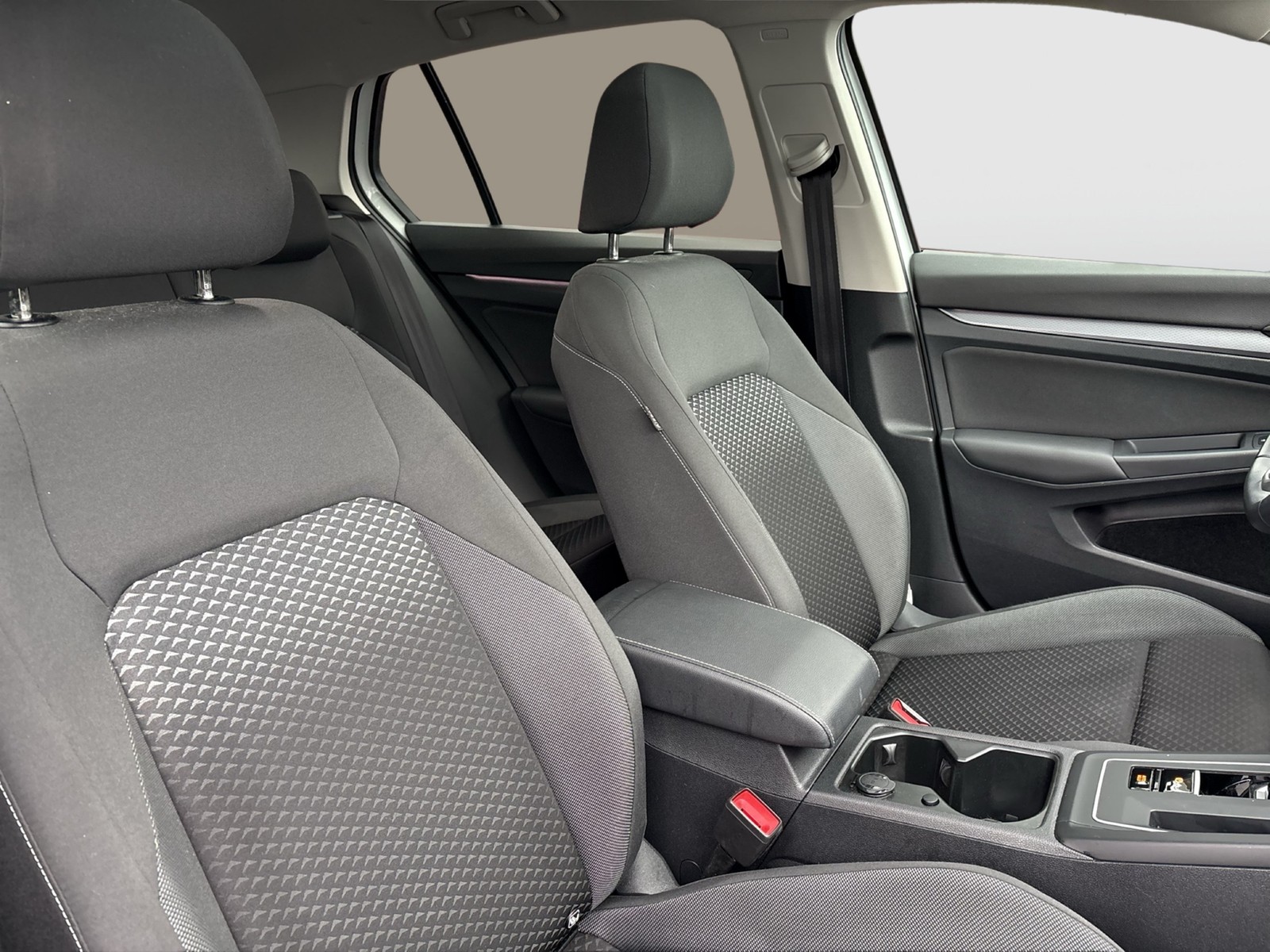 Volkswagen Golf VIII 1.0 eTSI ACTIVE PANO ACC NAVI LM17