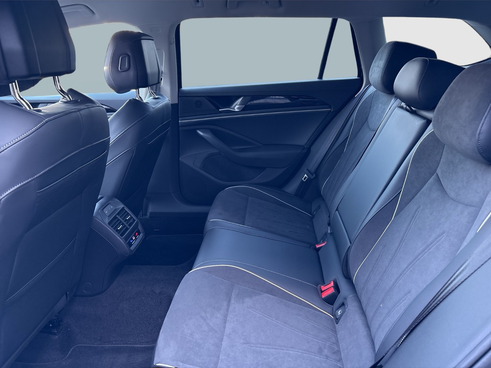 Volkswagen Passat Variant 1.5 HYBRID BUSINESS AHK CAM ACC