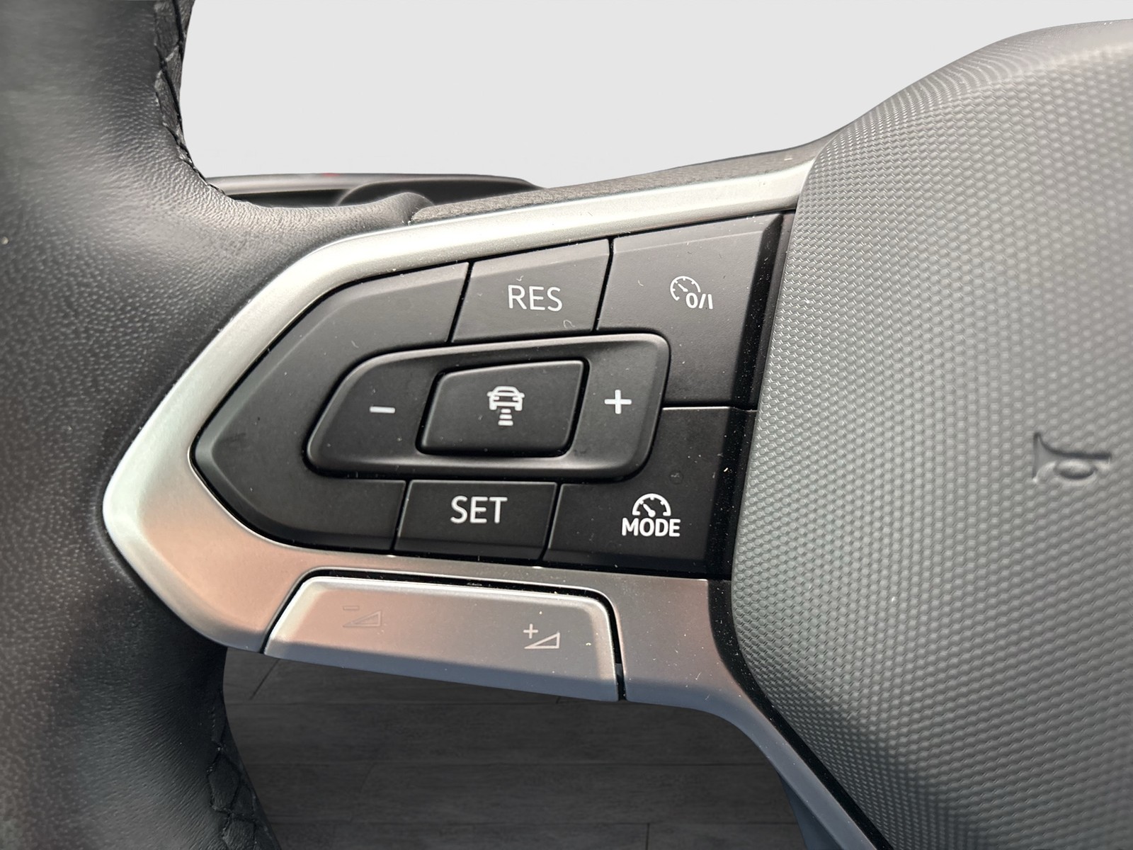 Volkswagen Touareg V6 ELEGANCE NEUESMODELL AHK CAM ACC LM19