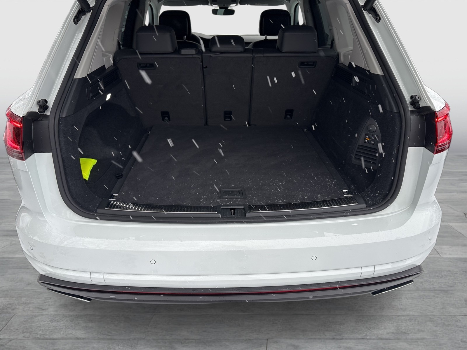 Volkswagen Touareg V6 ELEGANCE NEUESMODELL AHK CAM ACC LM19