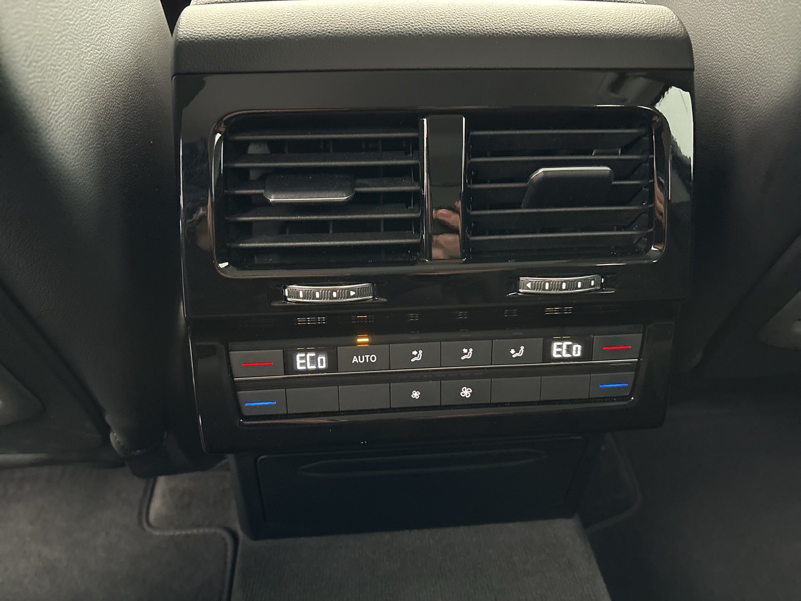 Volkswagen Touareg V6 ELEGANCE NEUESMODELL AHK CAM ACC LM19