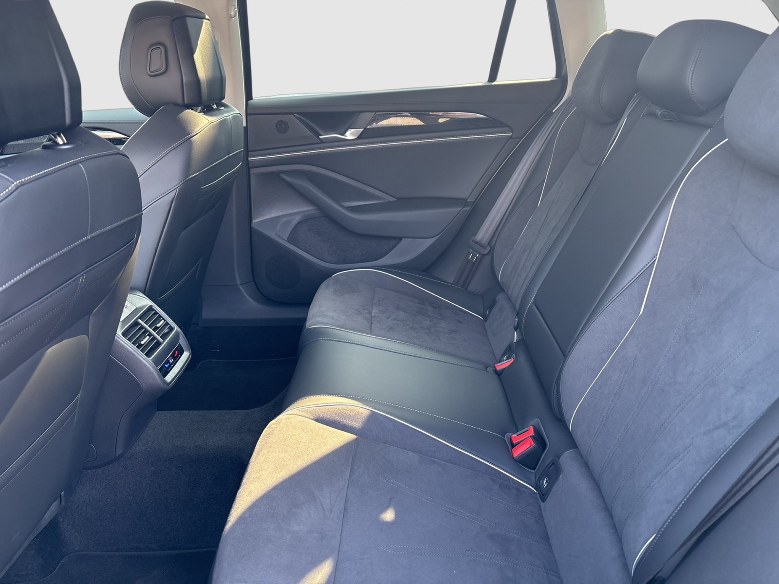 Volkswagen Passat Variant 1.5 HYBRID BUSINESS AHK CAM ACC