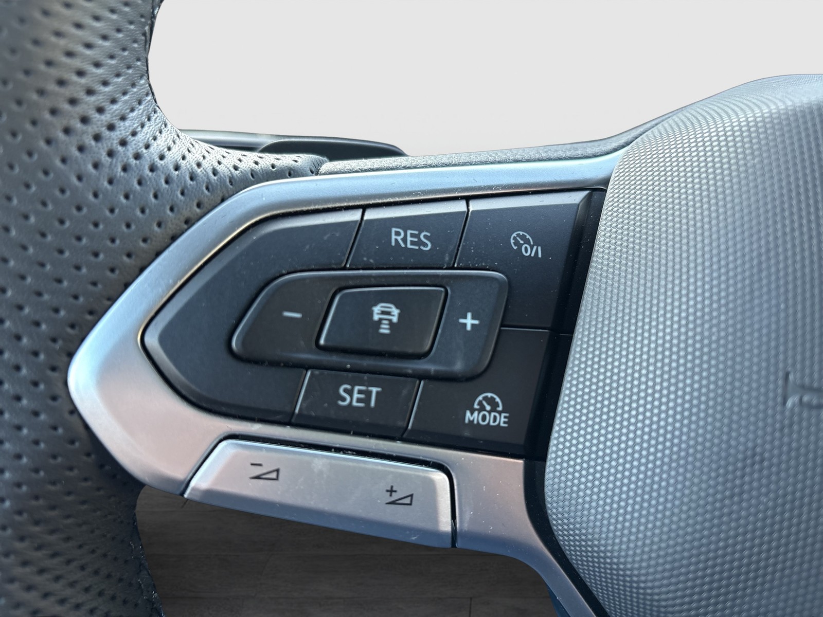 Volkswagen Touareg HYBRID R NEUESMODELL AHK 360CAM ACC LM21