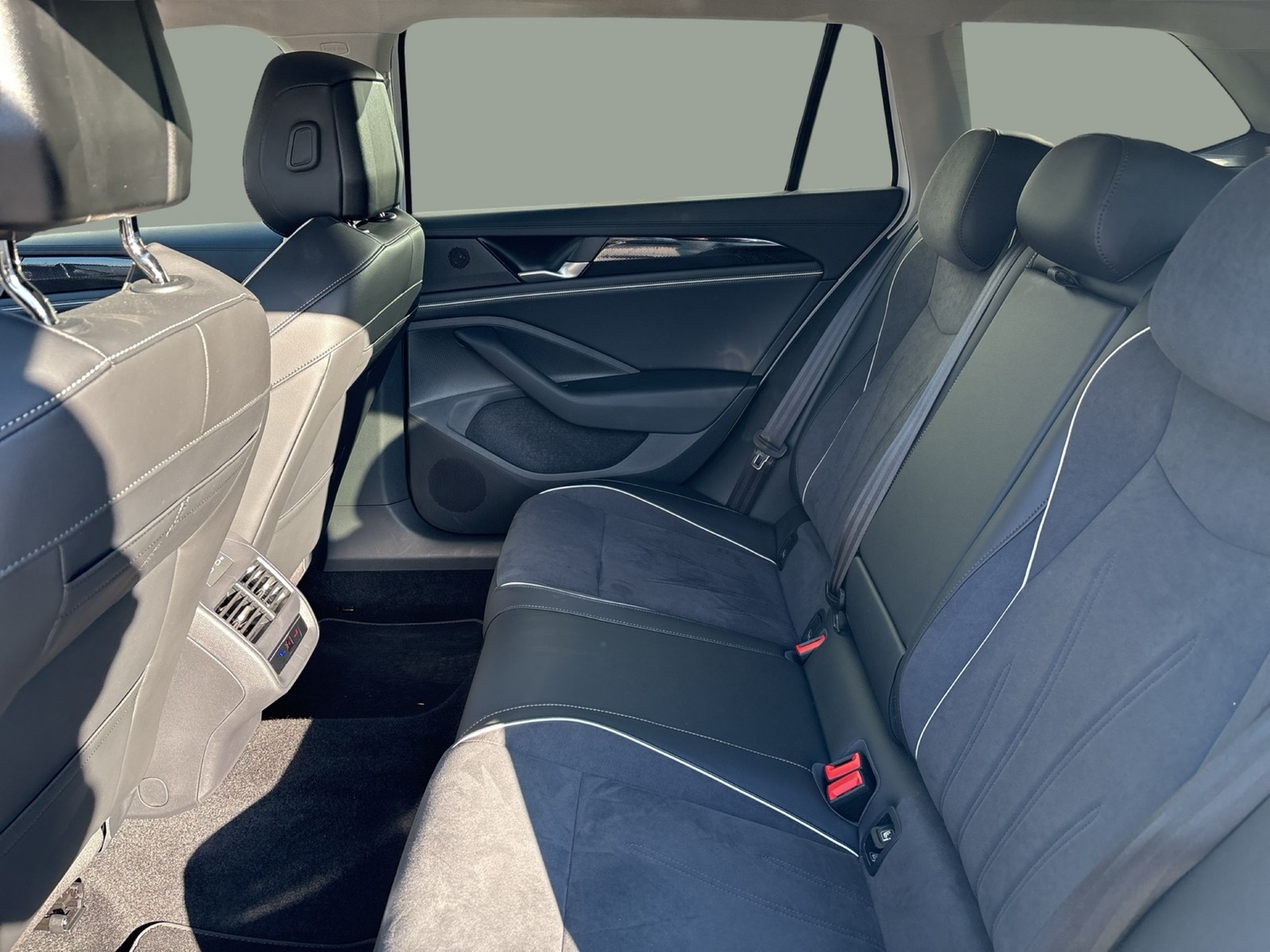 Volkswagen Passat Variant 1.5 HYBRID BUSINESS AHK CAM ACC