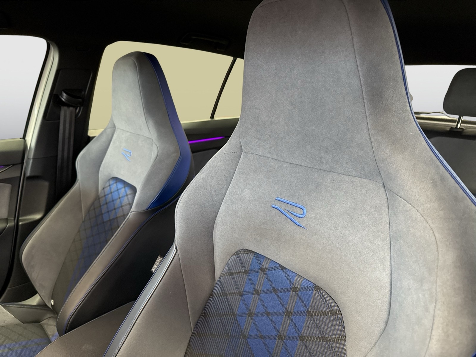 Volkswagen Golf VIII 2.0 R 4X4 ACC LM18 LED+ CARPLAY DAB+