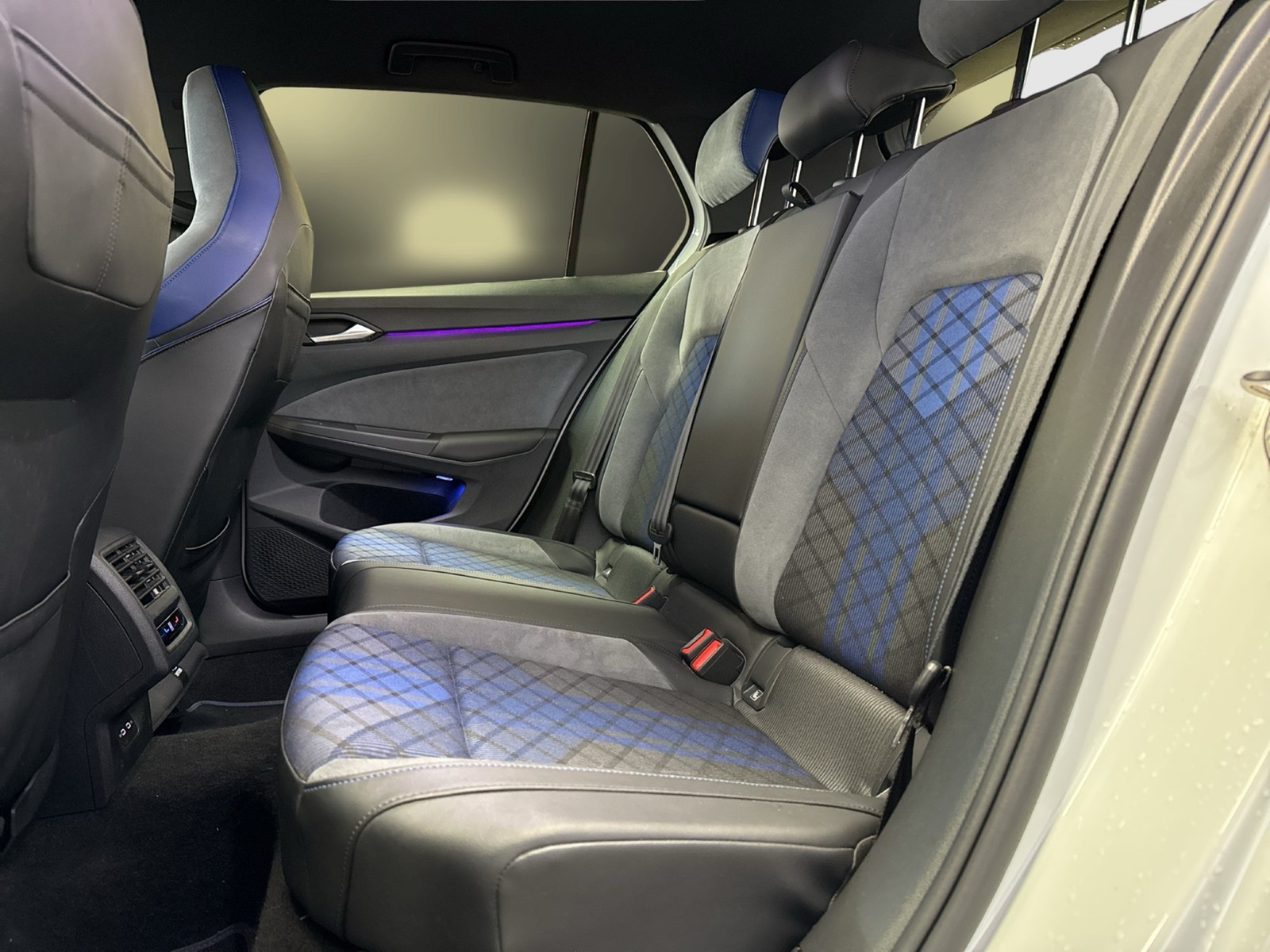 Volkswagen Golf VIII 2.0 R 4X4 ACC LM18 LED+ CARPLAY DAB+